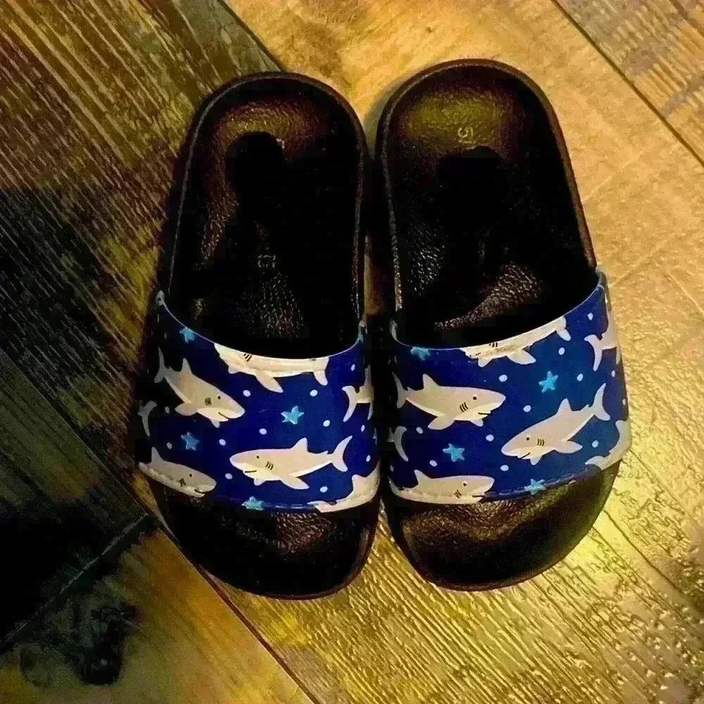 Toddler shark sandals size 5/6